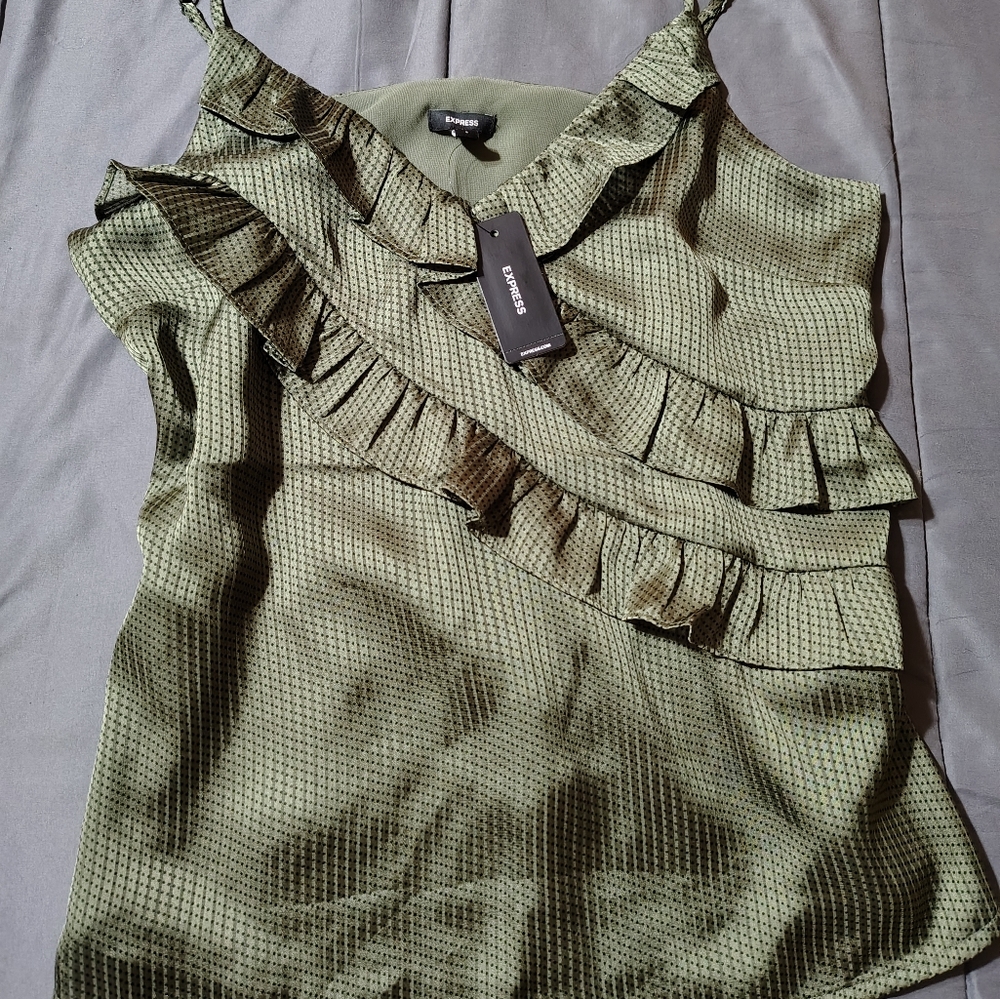 NWT Express Green Ruffled Top - Picture 3 of 4